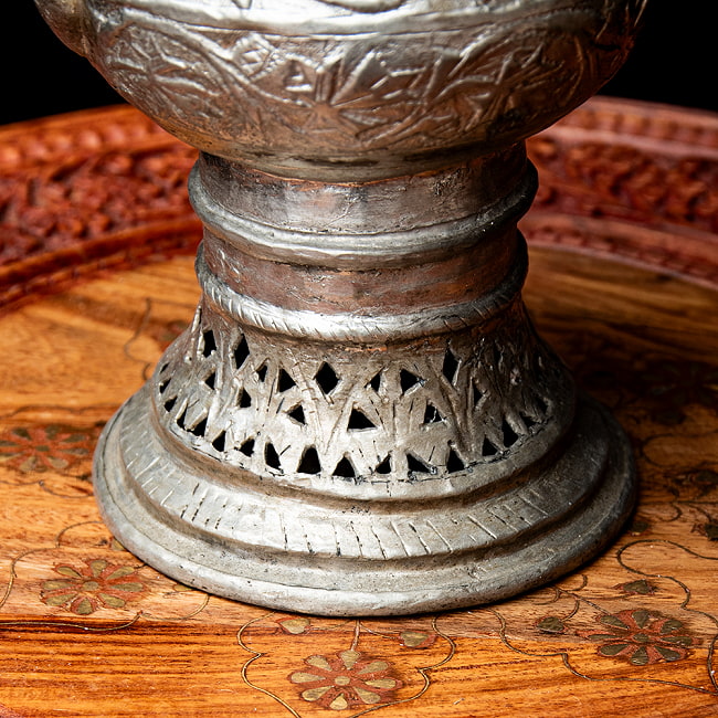 カシミールの重厚な精細彫金 カシミリ サモワール 「カワ」を沸かして楽しむ道具 高さ：27cm程度 4 - 土台部分の様子です。