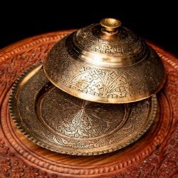 カシミールの重厚な精細彫金 カバリングプレート 豪華な蓋付きお皿 直径22.5cm程度(ID-TBLWR-1393)