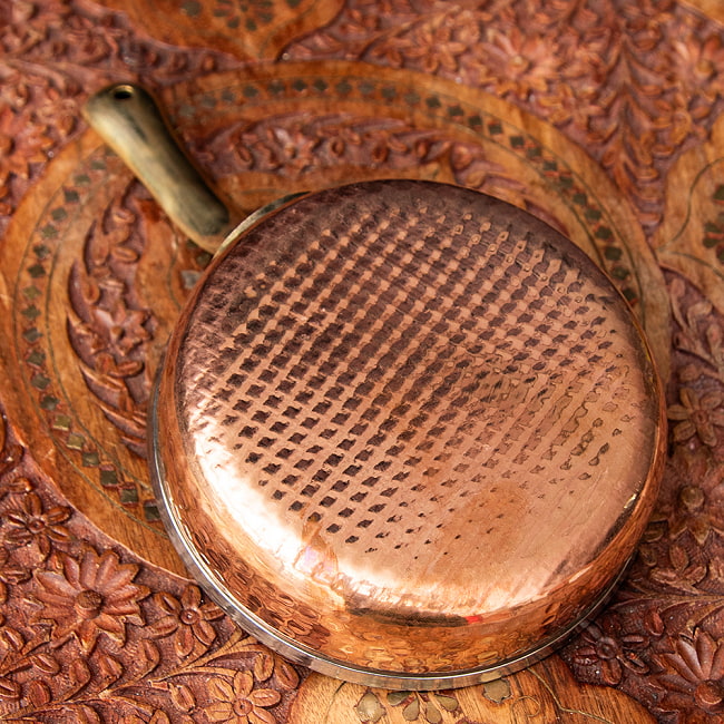 槌目仕上げ 銅装飾のロイヤルソースパン（約13.5cm×4cm） 2 - 裏面の様子です。