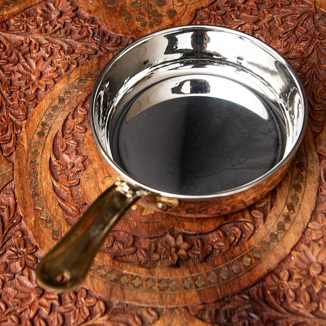 槌目仕上げ 銅装飾のロイヤルソースパン（約13.5cm×4cm） 4 - 側面は槌目仕上げになっています。