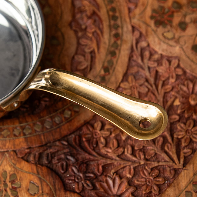 槌目仕上げ 銅装飾のロイヤルソースパン（約13.5cm×4cm） 5 - 持ちてはブラスでできています。