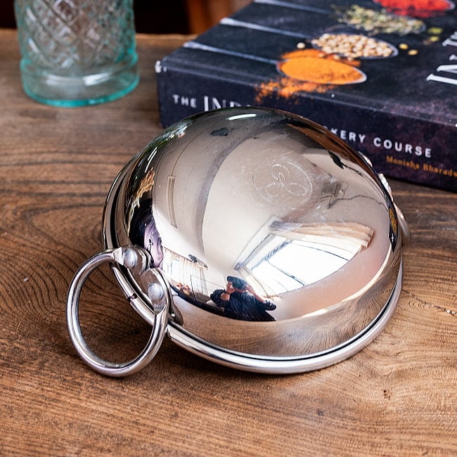 高級ステンレスカダイ〔No.7〕 （直径：約13.3cm 約400ml） 厚みのあるずっしりとした作り　プレミアムレンジ[装飾持ち手付]サービングパン　食器・お皿 5 - 裏面の写真です
