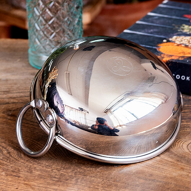 高級ステンレスカダイ〔No.8〕 （直径：約14.8cm 約500ml） 厚みのあるずっしりとした作り　プレミアムレンジ[装飾持ち手付]サービングパン　食器・お皿 5 - 裏面の写真です