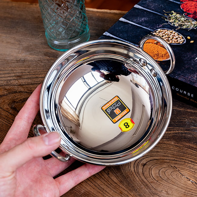 高級ステンレスカダイ〔No.8〕 （直径：約14.8cm 約500ml） 厚みのあるずっしりとした作り　プレミアムレンジ[装飾持ち手付]サービングパン　食器・お皿 8 - 内側の写真です