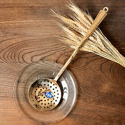 高級感のある槌目模様インドのブラスレードル ラドル 穴あり　約37cm - サブ3