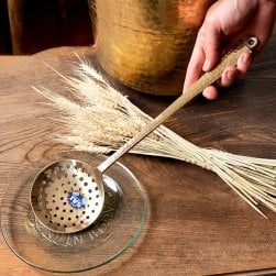 [日替わりセール品]高級感のある槌目模様インドのブラスレードル ラドル 穴あり　約37cm(ID-TBLWR-1423)