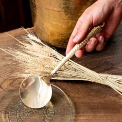 高級感のある槌目模様インドのブラスサーブスプーン　約27cm(ID-TBLWR-1427)