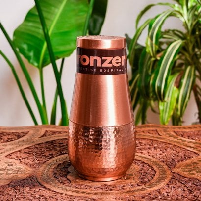 [大感謝祭セール]アーユルヴェーダ 高級銅製コップ付き水差し　槌目仕上げが美しい　ウォーターカラフェ　ピッチャー　冠水瓶〔約1000ml〕(ID-TBLWR-1431)