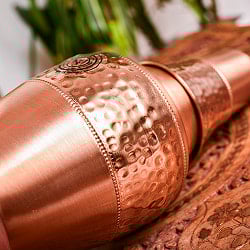 アーユルヴェーダ 高級銅製コップ付き水差し　槌目仕上げが美しい　ウォーターカラフェ　ピッチャー　冠水瓶〔約1300ml〕 - サブ4