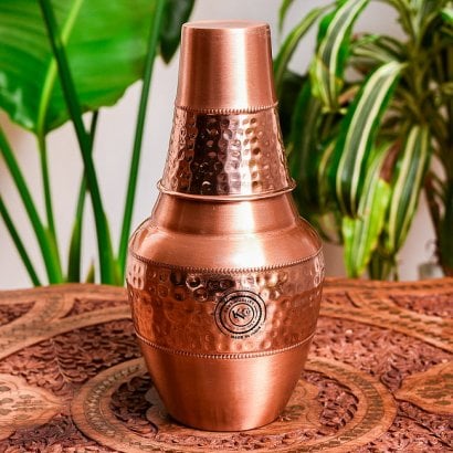 [大感謝祭セール]アーユルヴェーダ 高級銅製コップ付き水差し　槌目仕上げが美しい　ウォーターカラフェ　ピッチャー　冠水瓶〔約1300ml〕(ID-TBLWR-1432)