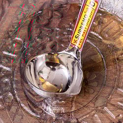小さくてかわいいインドの便利なミニレードル フック付き テルパリ 約12ml ずっしり厚みのあるステンレス製　調味料をすくうのに便利 - サブ3