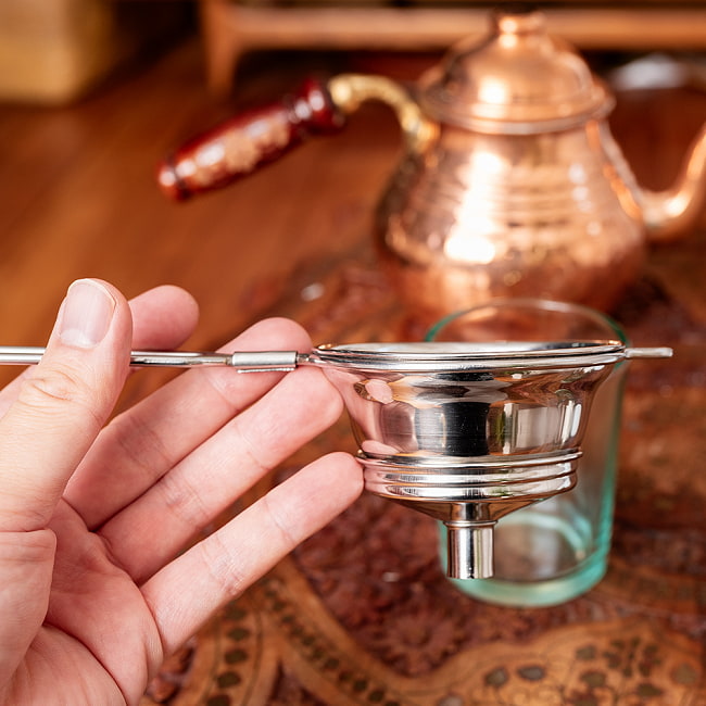 チャイの本場インドから 先端がじょうごになってて便利な茶こし ティーストレーナー メッシュフィルター 分解洗浄OK 6 - 横からの写真です