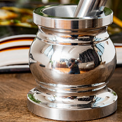 アルミ製のスパイスグラインダー クラシックな壺型 高さ：9cm - サブ3