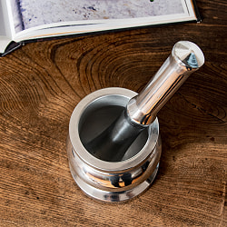 アルミ製のスパイスグラインダー クラシックな壺型 高さ：9.5cm - サブ2