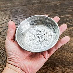 ムスリム職人の手仕事が息づく 薄彫り アルミボウル 薄小皿 直径：約10.5cm - サブ5