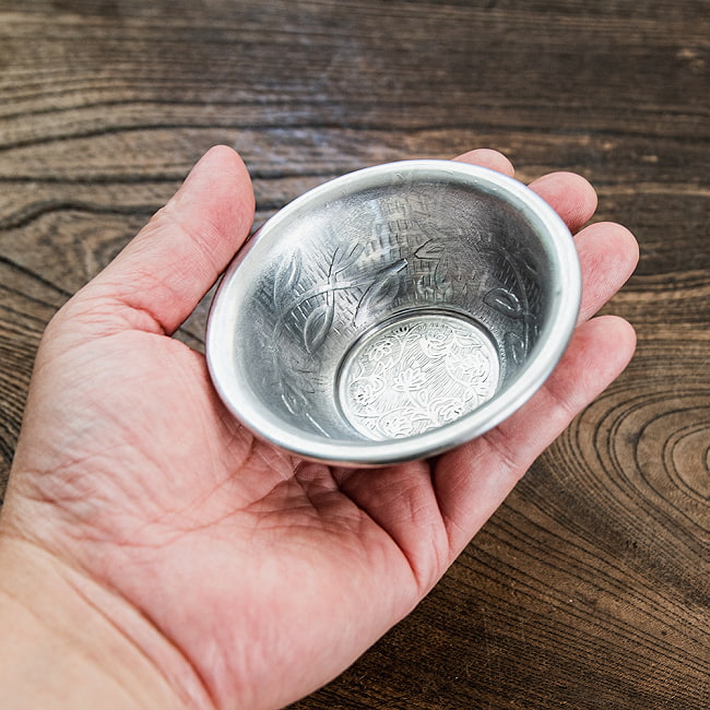 ムスリム職人の手仕事が息づく 薄彫り アルミボウル 直径：約8.5cm 5 - これくらいのサイズ感になります。