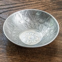 ムスリム職人の手仕事が息づく 薄彫り アルミボウル 直径:約11.5cm