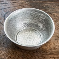 ムスリム職人の手仕事が息づく 薄彫り アルミボウル 直径:約12cm