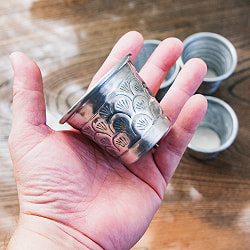 ムスリム職人の手仕事が息づく 薄彫り チャイカップ ショットグラス 高さ5.5cm程度 - サブ5