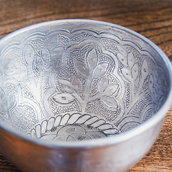 ムスリム職人の手仕事が息づく 薄彫り アルミボウル 直径：約12.5cm - サブ3