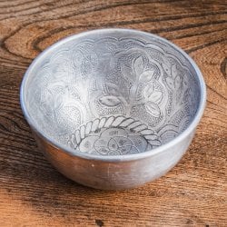 ムスリム職人の手仕事が息づく 薄彫り アルミボウル 直径:約12.5cm
