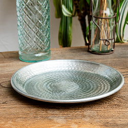 槌目仕上げのラウンドターリー アンティーク調のアルミ皿 中皿 直径：約19cm - サブ5