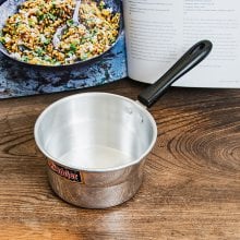 軽くて取り回しが便利な インドのアルミ片手鍋 チャイ煮出しなどに 直径15.5cm 900cc程度