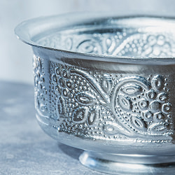 インド伝統唐草エンボスの脚付きアルミボウル 水盆 直径13cm - サブ2