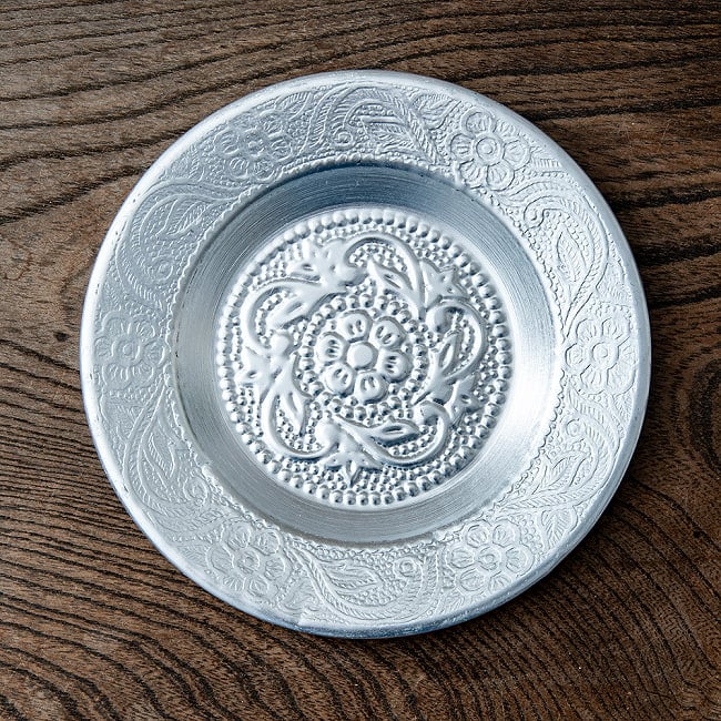 インド伝統唐草エンボスのアルミ皿【直径：12.5cm】 2 - 単体での様子です。