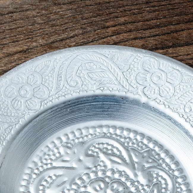 インド伝統唐草エンボスのアルミ皿【直径：12.5cm】 3 - 細かな文様が印象的ですね。