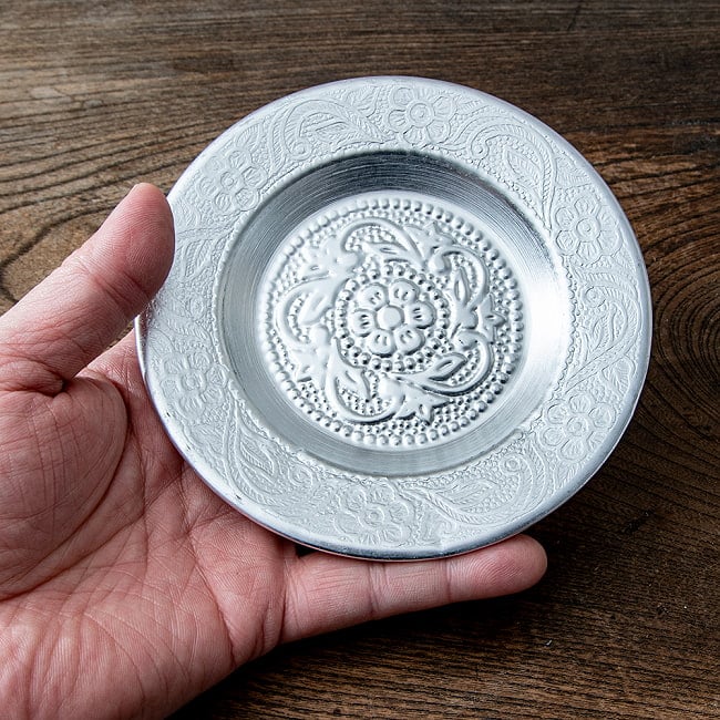 インド伝統唐草エンボスのアルミ皿【直径：12.5cm】 6 - これくらいのサイズ感です。