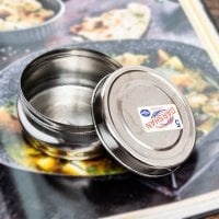 だいぶ大きめのステンレスのマサラケース・小物入れ 直径:8.5cm程度