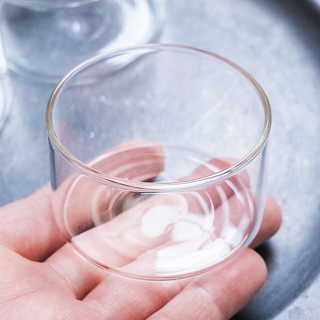 〔BOROSIL〕〔約105ml〕ボロシルのカトリ モダン・カレー小皿　SMALL KATORIES  〔並行輸入品〕 洗練されたモダンなデザイン 耐熱〔約3.9cm × 約6.4cm〕 4 - このくらいのサイズ感になります