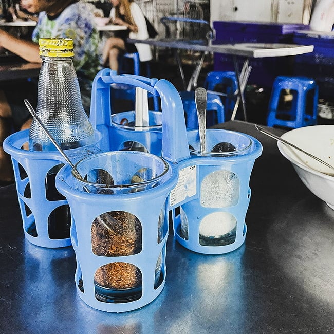 インドネシアの調味料ホルダー/ドリンクホルダー レトロカラー プラスチック製 12 - タイでの使用例。