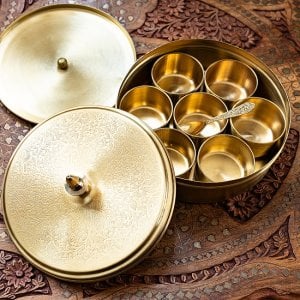 重厚な真鍮製 スパイスボックス マサラ ダバ  直径18.5cm(ID-TBLWR-1575)