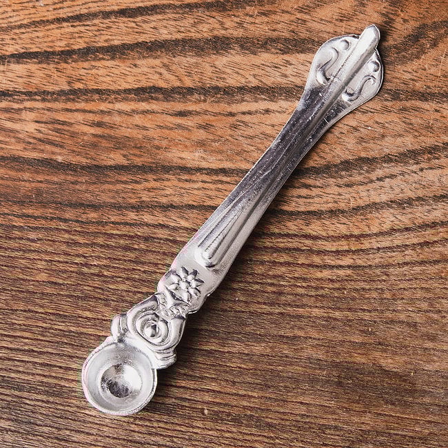 アルミ製 ナーガとヒンドゥシンボルの礼拝用スプーン 13cm 4 - 角度を変えてみてみました。