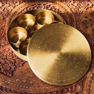 真鍮製 スパイスボックス マサラ ダバ 手頃なミニサイズ 直径15.5cm(ID-TBLWR-1584)