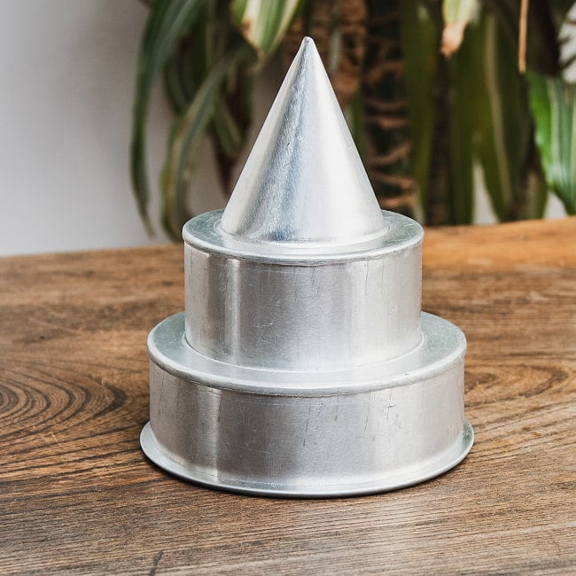 ナシ・トゥンペンの型 インドネシアのお祝いご飯 高さ：13cm 3 - 単体での様子です。