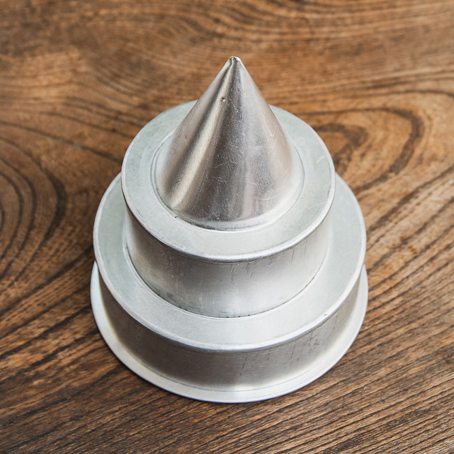 ナシ・トゥンペンの型 インドネシアのお祝いご飯 高さ：13cm 4 - 上から見てみました。