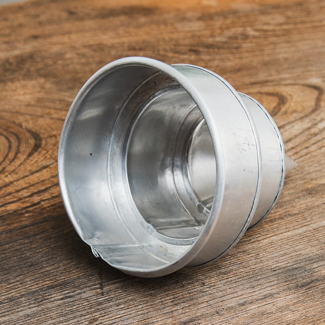 ナシ・トゥンペンの型 インドネシアのお祝いご飯 高さ：13cm 6 - 内側の様子です。