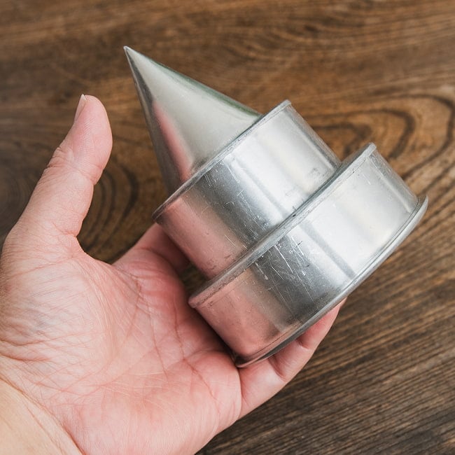 ナシ・トゥンペンの型 インドネシアのお祝いご飯 高さ：13cm 7 - これくらいのサイズ感になります。