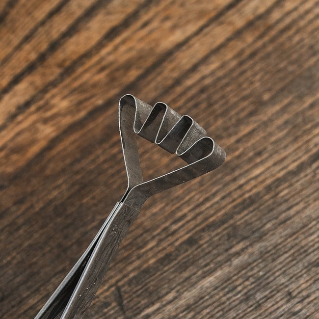 インドネシアの ココナッツ削りの商品写真 2枚目 ここでガリガリと削ります