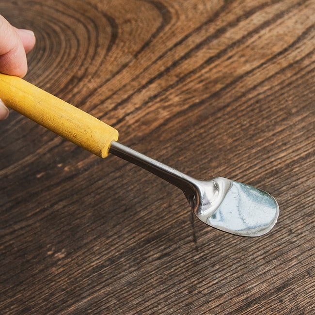 インドネシアのお菓子「アペム」をころがすヘラの商品写真 2枚目 先端が丸くなっていてアペムを転がしやすくなっています。