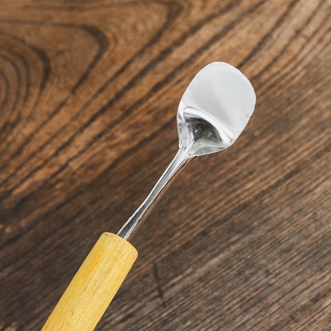 インドネシアのお菓子「アペム」をころがすヘラの商品写真 3枚目 裏面。