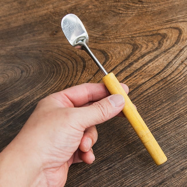 インドネシアのお菓子「アペム」をころがすヘラの商品写真 4枚目 これくらいの大きさです。