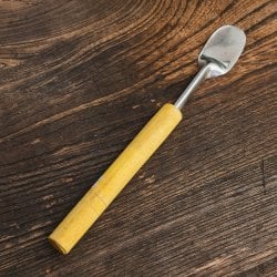 インドネシアのお菓子「アペム」をころがすヘラ