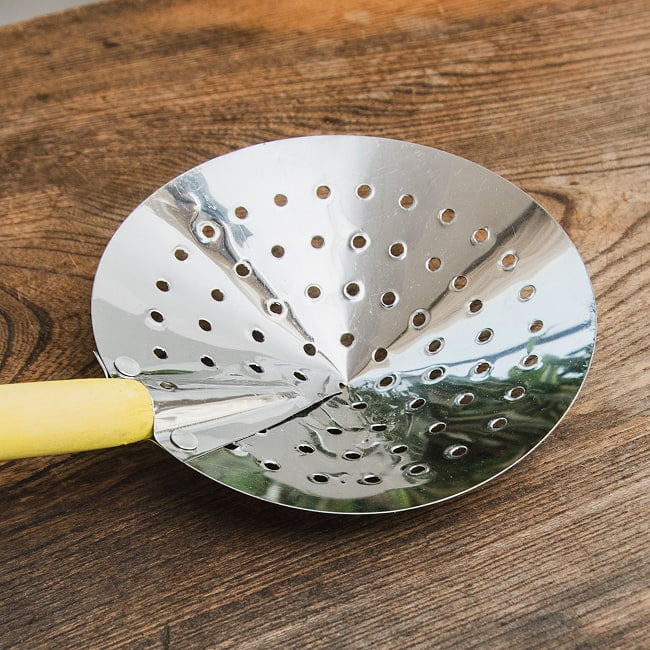 セロック(Serok) 36cm インドネシアの揚げ物屋台の油切り 油ハネガードにもの商品写真 2枚目 面積の大きい穴開きお玉です。