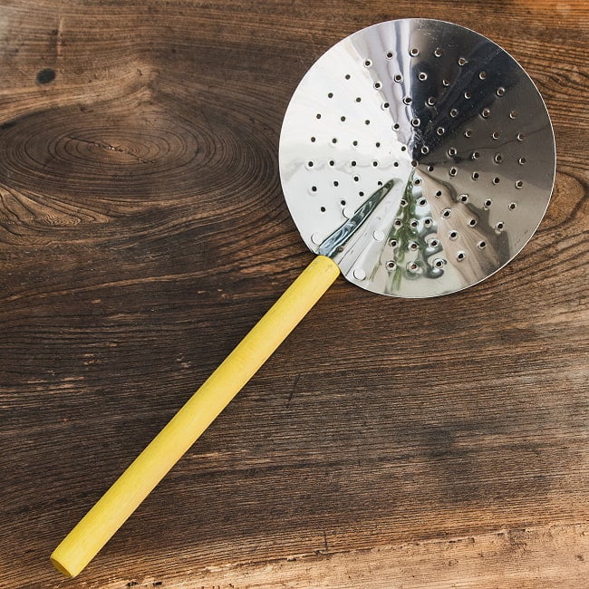 セロック（Serok）  40cm インドネシアの揚げ物屋台の油切り 油ハネガードにもの写真インドネシア,バリ島,ゴレンガン,揚げ物,油切り,スキマー,油はねガード,木柄キッチンツール,屋台道具,エスニック調理器具