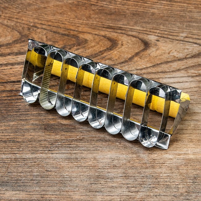 インドネシアのココナッツクッキー「クエ・バンキット」の型 8連の商品写真 3枚目 このような型に抜けます