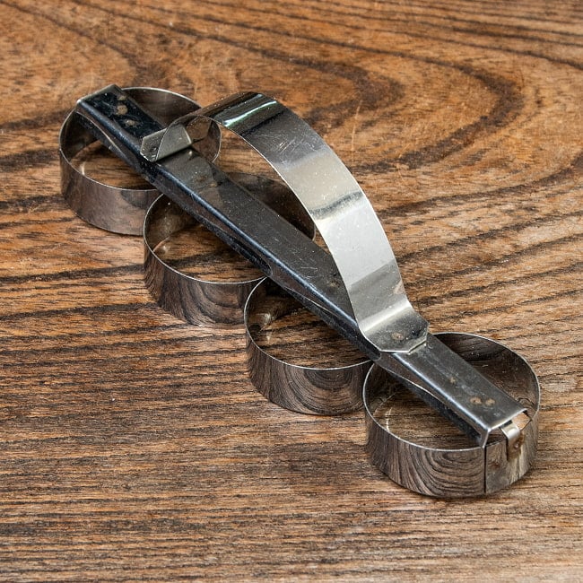 インドネシアのココナッツクッキー「クエ・バンキット」の型 丸形の商品写真 2枚目 別の角度から見てみました